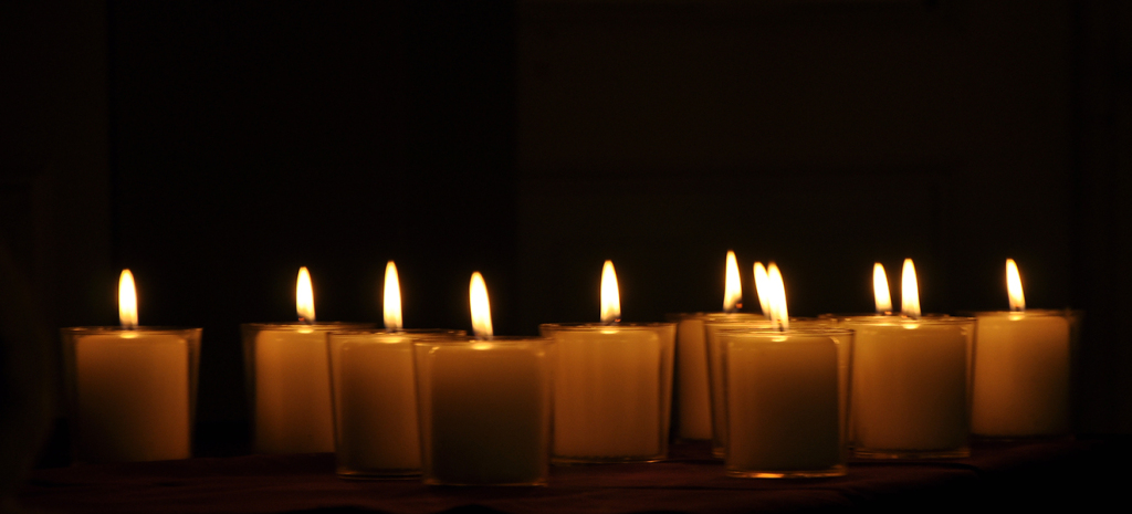 Der Schein einer Kerze ist wie eine Umarmung an dunklen Tagen. Foto: Martin Krauß