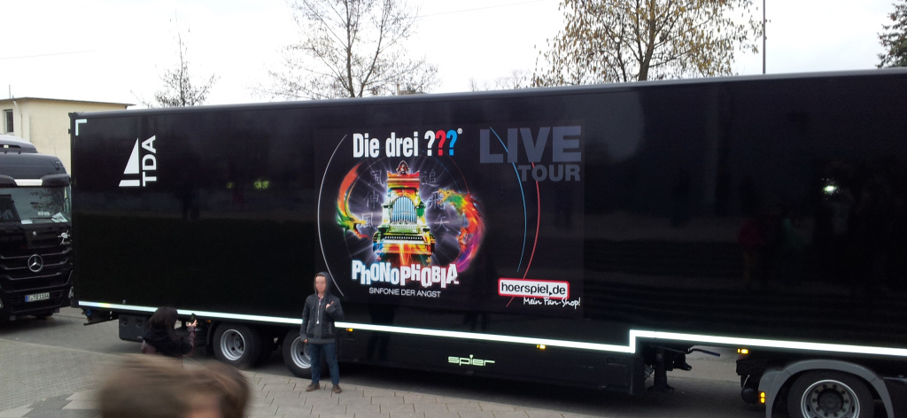 Lkw der Drei ??? Live-Tour 2014 vor der Fraport-Arena in Frankfurt (15.03.2014) Foto: Martin Krauß